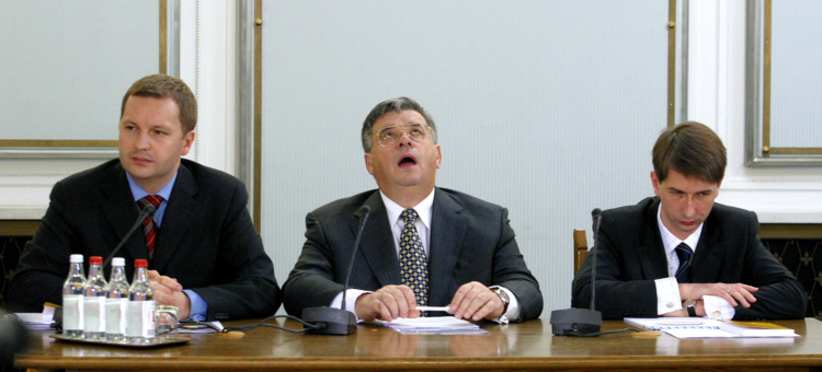 Warszawa, 22.02.2003. Lew Rywin /C/ w towarzystwie pełnomocników mec. Marka Małeckiego /L/ i mec. Piotra Rychłowskiego podczas przesłuchania przez sejmową komisję śledczą. Fot/PAP Tomasz Gzell DG