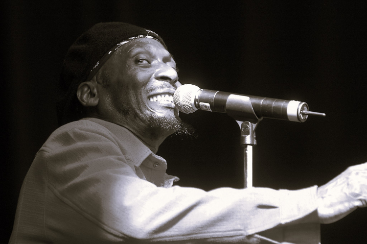 Jimmy Cliff podczas festiwalu  w Szwajcarii w 2003 r. Fot. PAP/EPA PHOTO/KEYSTONE/EDI ENGELER