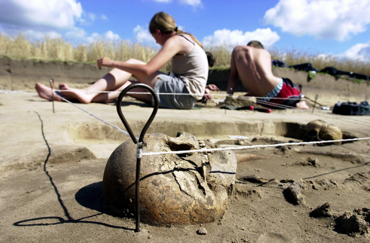 Od 1996 roku archeolodzy z Uniwersytetu Mikołaja Kopernika w Toruniu prowadzą prace wykopaliskowe w Kałdusie u podnóża Góry Św. Wawrzyńca koło Chełmna w województwie kujawsko pomorskim. Zdjęcie z 2004 r. Fot. PAP/ Wojtek Szabelski