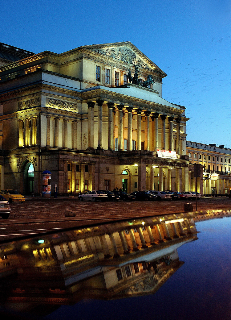 Teatr Wielki przy placu Teatralnym 1, wzniesiony w latach 1825-1833 według projektu Antonia Corazziego. Na fasadzie kwadryga Apollina. Fot. PAP/Jan Morek 