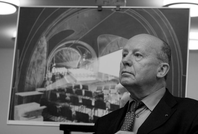 Stanisław Fiszer podczas konferencji prasowej dotyczącej Arkad Kubickiego w Warszawie, 2005 r. Fot. PAP/Tomasz Gzell