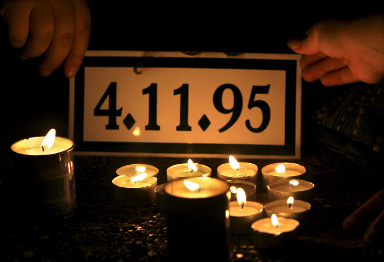 Tabliczka z datą śmierci premiera Izraela, Icchaka Rabina, podczas pokojowego wiecu na placu Rabina w Tel Awiwie w 10. rocznicę zamachu, 13 listopada 1995 r. Icchak Rabin został zamordowany 4 listopada 1995 r., gdy wychodził z wiecu zwolenników pokoju na Bliskim Wschodzie. Zabójca, żydowski ultranacjonalista Jigal Amir, uważał Rabina za zdrajcę narodu żydowskiego, ponieważ w rokowaniach prowadzonych w Oslo poczynił ustępstwa na rzecz palestyńskiego przywódcy Jasera Arafata. Fot. PAP/EPA/JIM HOLLANDER