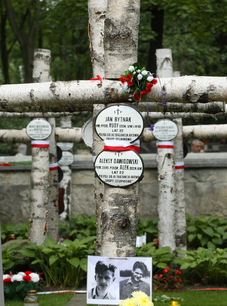 Grób w kwaterze Batalionu Zośka (A-20) na Cmentarzu Wojskowym na Powązkach Jana Bytnara ps. Rudy i Macieja Dawidowskiego ps. Alek, którzy zginęli w akcji pod Arsenałem. Fot. PAP/Jan Morek