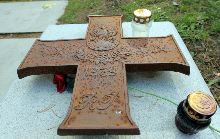 Katyń - Krzyż Kampanii Wrześniowej. Ten symbol i Order Virtuti Militari usunęli Rosjanie z Polskiego Cmentarza Wojennego. Fot. PAP/Radek Pietruszka 