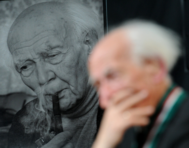 Profesor Zygmunt Bauman w dniu swoich 85-tych urodzin, Warszawa 19.11.2010. Fot. PAP/Grzegorz Jakubowski