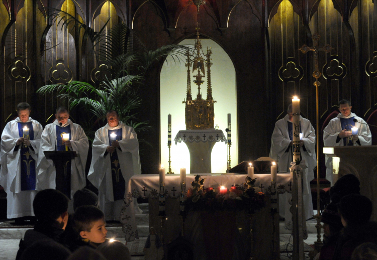 W adwencie w kościołach katolickich odprawiane są roraty. Fot. PAP/Grzegorz Jakubowski