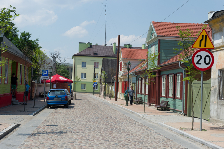 Park Kulturowy Miasto Tkaczy to odtworzony historyczny kompleks architektury drewnianej w miejscu, gdzie w latach 20. XIX w. wydzielono działki przeznaczone pod budowę domów dla sukienników, wraz z odtworzeniem XIX- wiecznego charakteru ulic Narutowicza i Rembowskiego. Fot. PAP/Grzegorz Michałowski