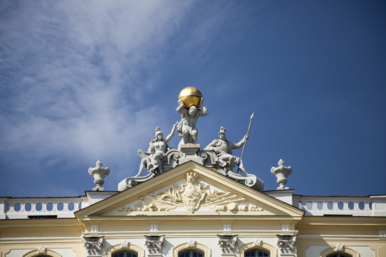 Tympanon Pałacu Branickich wraz z herbem rodowym, wyżej rzeźba, tzw. Grupy Atlasa. Fot. PAP/Jerzy Ochoński 