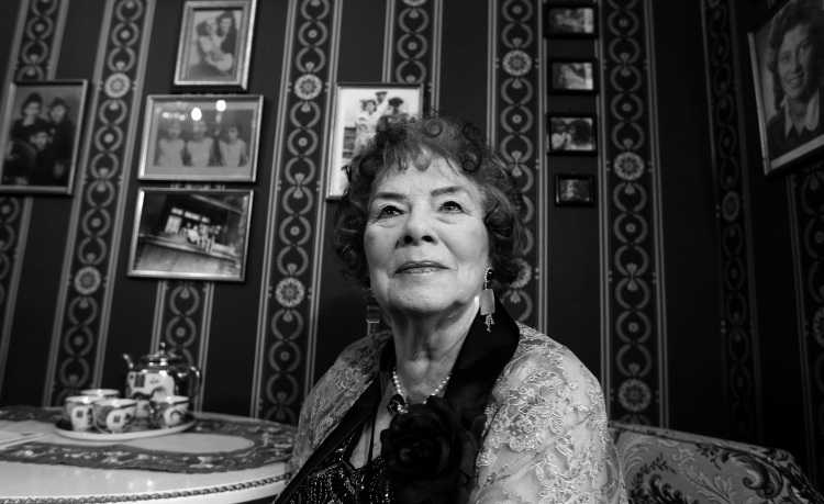 Katowice, 19.11.2011. Barbara Ptak w Pracowni Teatralno-Filmowej Muzeum Historii Katowic. Fot. PAP/Andrzej Grygiel