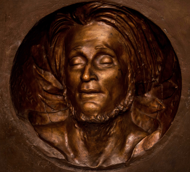 Maska pośmiertna Adama Mickiewicza zaprezentowana na wystawie "Historia rękopisu Pana Tadeusza – teksty, konteksty, realia" przygotowanej przez Zakład Narodowy im. Ossolińskich w 2014 r. Fot. PAP/Maciej Kulczyński 