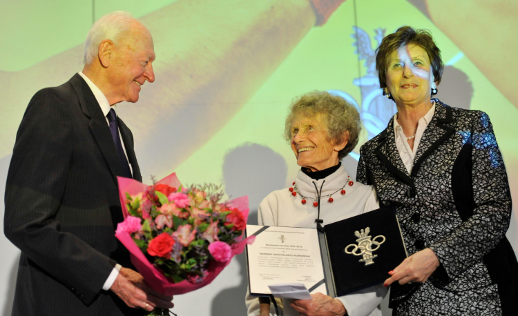 W 2014 r. Barbara Grocholska-Kurkowiak (w środku) otrzymała wyróżnienie za osiągnięcia sportowe. Podczas gali w Polskim Komitecie Olimpijskim w Warszawie wyróżnienie wręczyli Irena Szewińska (z prawej) i historyk sportu Kajetan Hądzelek (z lewej). Fot. PAP/Bartłomiej Zborowski