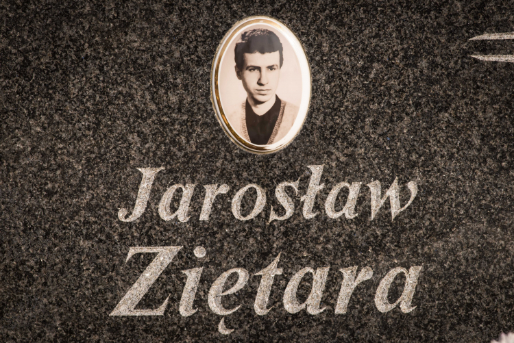 Symboliczny grób dziennikarza Jarosława Ziętary na cmentarzu komunalnym przy ul. Wiślanej w Bydgoszczy, 2014 r. PAP/Tytus Żmijewski