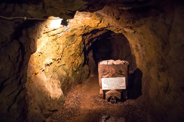 Sztolnie wydrążone pod zamkiem Książ w Wałbrzychu. Fot. PAP/Maciej Kulczyński