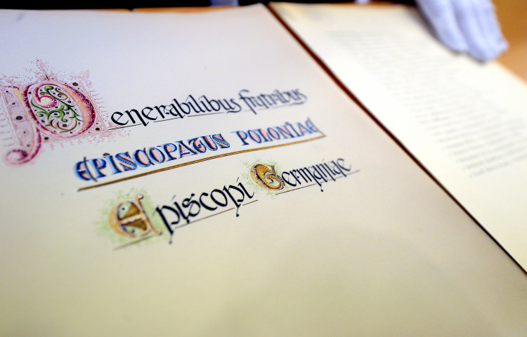 Oryginał listu biskupów niemieckich do biskupów polskich, zaprezentowany podczas konferencji prasowej "List, który odmienił oblicze Europy" na Uniwersytecie Kardynała Stefana Wyszyńskiego w Warszawie w 2015 r. Fot. PAP/Bartłomiej Zborowski