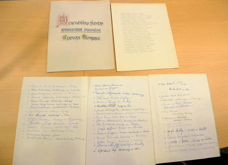 Oryginał odpowiedzi biskupów niemieckich na list biskupów polskich. Fot. PAP/Bartłomiej Zborowski 