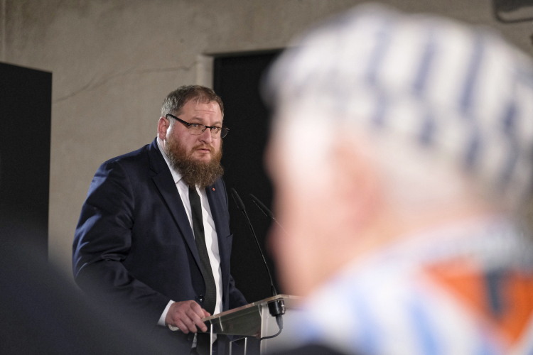 Piotr Cywiński, dyrektor Państwowego Muzeum Auschwitz-Birkenau, podczas obchodów 74. rocznicy wyzwolenia niemieckiego, nazistowskiego obozu zagłady KL Auschwitz-Birkenau w 2019 r. Fot. PAP/Andrzej Grygiel