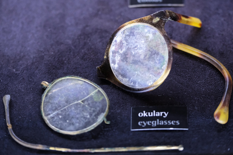 Okulary odnalezione na terenie byłego niemieckiego nazistowskiego obozu Auschwitz II-Birkenau, 2019 r. Fot. PAP/Hanna Bardo