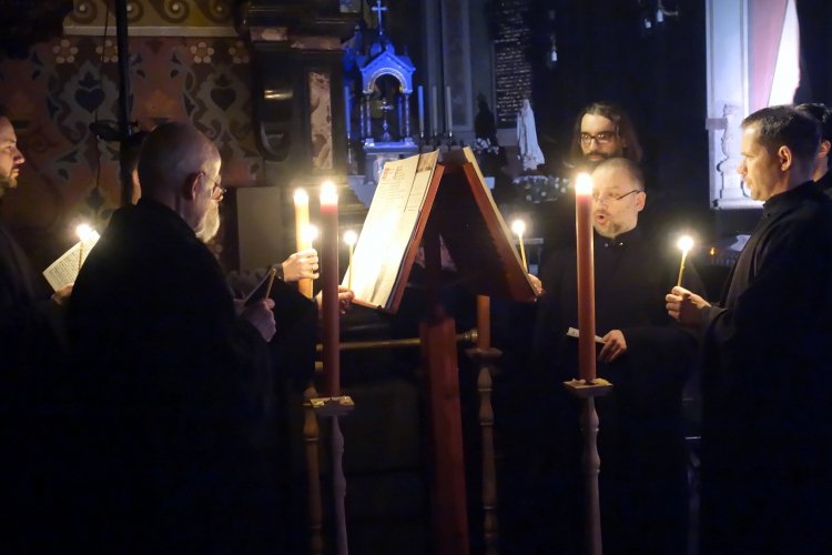 Misterium oparte na tekstach zaczerpniętych ze średniowiecznego Pontyfikału Płockiego, najstarszej tego typu księgi zachowanej w Polsce, wystawione w katedrze na Wzgórzu Tumskim w Płocku 22 bm., z udziałem aktorów miejscowego Teatru Dramatycznego i Scholi Gregoriana Silesiensis, 2019 r.  Fot. PAP/Piotr Augustyniak