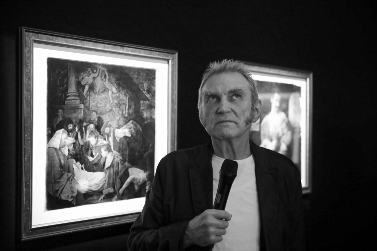 Współtwórca grupy artystycznej Łódź Kaliska Andrzej Świetlik podczas wystawy autorstwa swojej grupy pt. „Heroizm niewieści w sztuce niezwykłej artystki, znanej dotychczas jako Jan Kochanowski”, 2020 r. Fot. PAP/Leszek Szymański