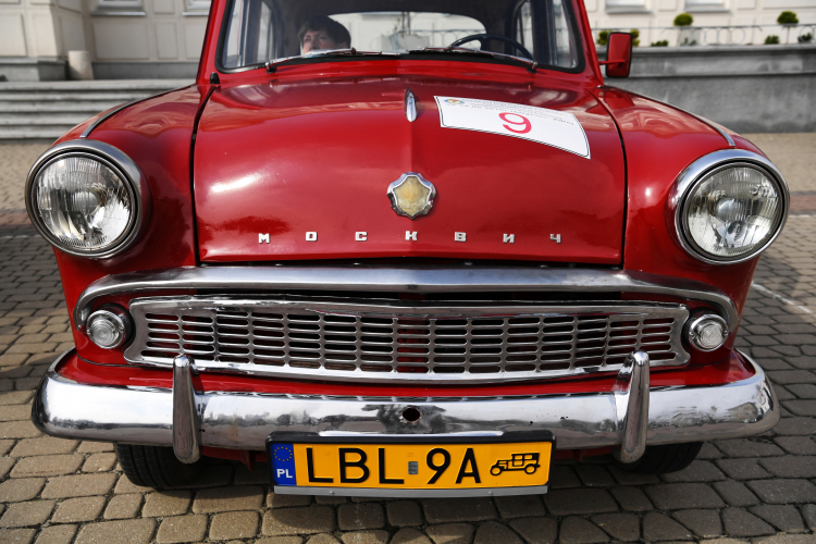 Moskwicz na zlocie samochodów zabytkowych w Stalowej Woli w 2021 r. Fot. PAP/Darek Delmanowicz 