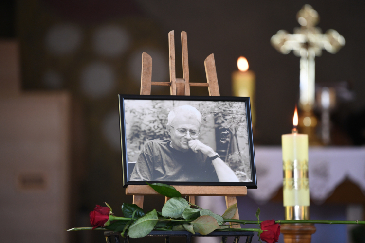 Uroczystości pogrzebowe poety, eseisty i felietonisty Janusza Szubera w kaplicy na Cmentarzu Centralnym w Sanoku. Fot. PAP/Darek Delmanowicz