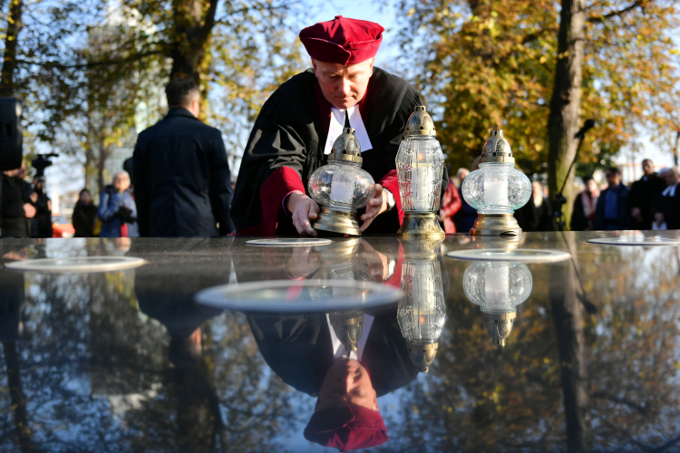 Gdańsk, 01 listopada 2021 r. Polski duchowny luterański, biskup diecezji pomorsko-wielkopolskiej Marcin Hintz podczas modlitwy międzywyznaniowej na Cmentarzu Nieistniejących Cmentarzy przy ul. 3 Maja w Gdańsku. Fot.  PAP/Adam Warżawa