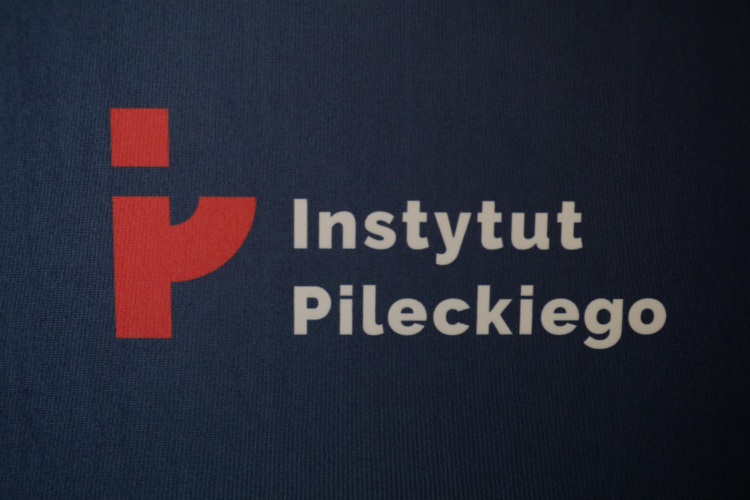 Logo Instytutu Pileckiego. Fot. PAP/Albert Zawada