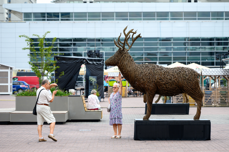 V Światowy Festiwal Wikliny i Plecionkarstwa na terenie Międzynarodowych Targów Poznańskich w 2023 r. Fot. PAP/Jakub Kaczmarczyk