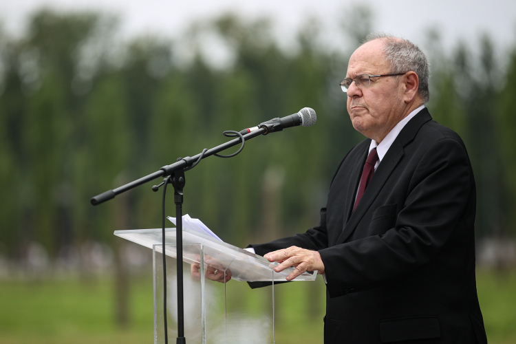 Przewodniczący Instytutu Jad Waszem Dani Dayan podczas obchodów Europejskiego Dnia Pamięci o Holokauście Romów i Sinti w byłym niemieckim obozie zagłady Auschwitz II-Birkenau w 2024 r. Fot. PAP/Łukasz Gągulski