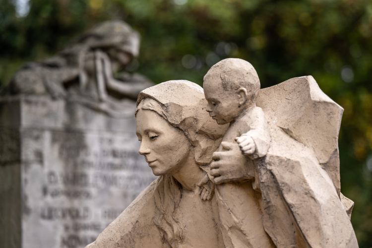 Nagrobek na cmentarzu rzymskokatolickim pw. Św. Jerzego - części trójwyznaniowego, jedenastohektarowego Starego Cmentarza w Łodzi, założonego w 1855 roku. Fot. PAP/Grzegorz Michałowski