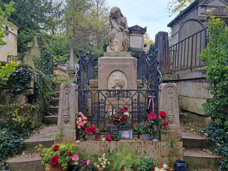 Paryż, Francja, 30 października 2024 r. Na zdjęciu grób kompozytora i pianisty Fryderyka Chopina na cmentarzu Pere-Lachaise w Paryżu. Fot. PAP/Anna Wróbel