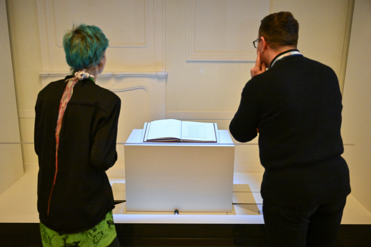 W 2024 roku Ossolineum w związku z Narodowym Dniem Niepodległości udostępniło rękopis części V księgi „Pana Tadeusza”. Fot. PAP/Maciej Kulczyński 