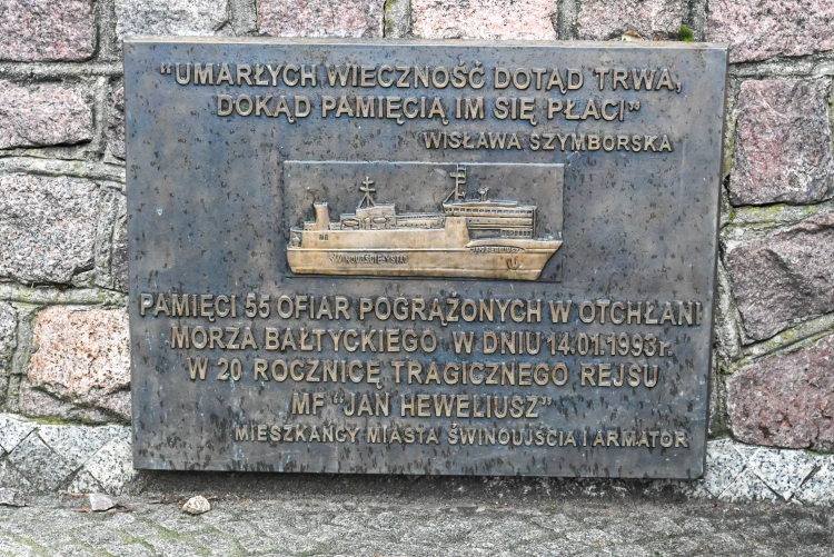 Plac Rybaka w Świnoujściu - tablica upamiętniająca ofiary katastrofy promu „Jan Heweliusz”. Fot. PAP/Marcin Bielecki 