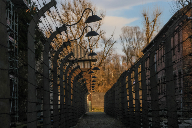 Teren byłego niemieckiego obozu nazistowskiego Auschwitz w Oświęcimiu. Fot. PAP/Leszek Szymański 