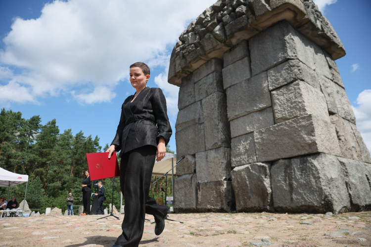 Minister kultury i dziedzictwa narodowego Marta Cienkowska podczas uroczystych obchodów 82. rocznicy buntu w Obozie Zagłady w Treblince, na terenie Muzeum byłego niemieckiego nazistowskiego obozu zagłady i obozu pracy Treblinka w Wólce Okrąglik. Fot.  PAP/Leszek Szymański