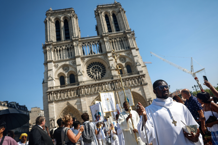 Katedra Notre Dame, fot PAP/EPA/Mohammed Badra 