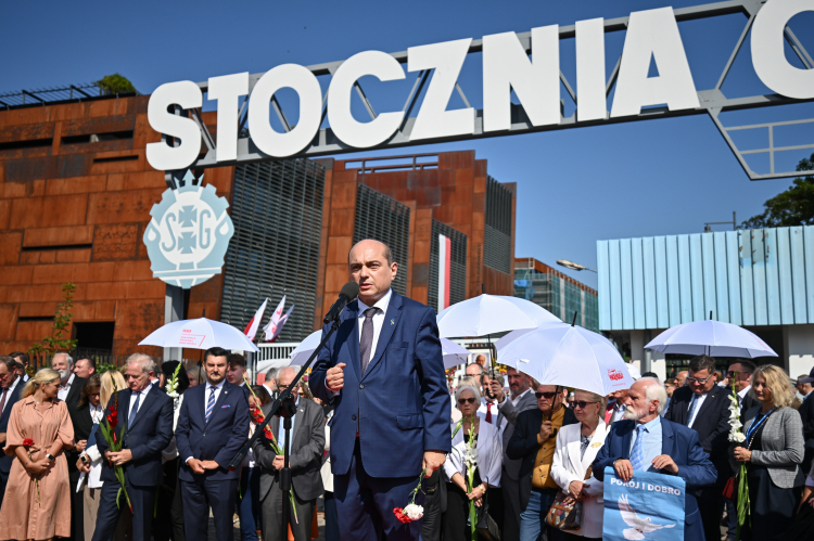 Dyrektor ECS Basil Kerski przemawia podczas uroczystości pod bramą Stoczni Gdańskiej podczas obchodów 45. rocznicy podpisania Porozumień Sierpniowych i powstania NSZZ „Solidarność”. Fot. PAP/Marcin Gadomski