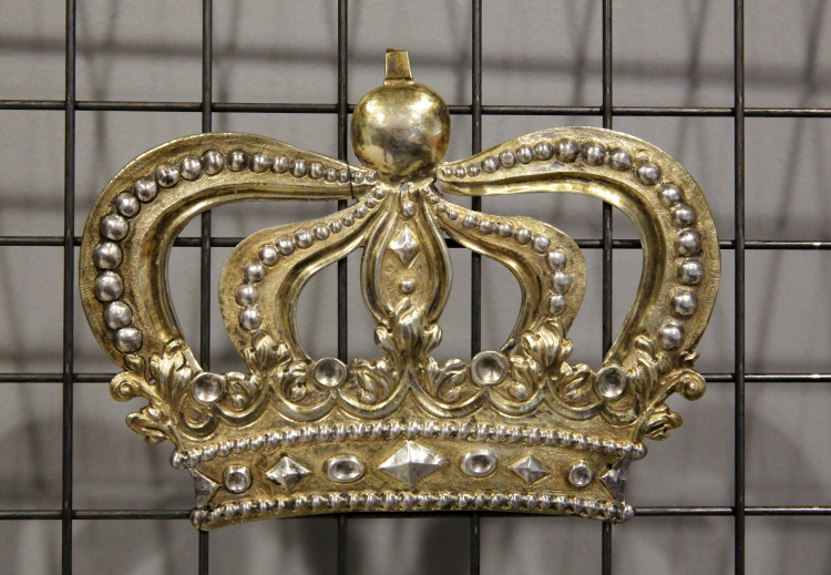 Z kościoła we wsi Butryny muzeum pozyskało relikwiarz, koszulki i korony zdobiące obraz. Fot. PAP/Tomasz Waszczuk