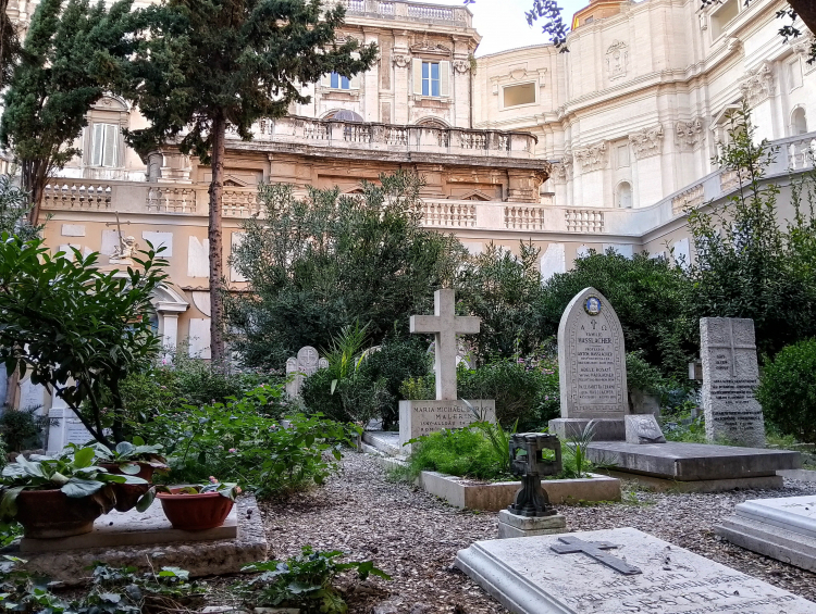 Cmentarz Campo Santo Teutonico (pol. cmentarz niemiecki lub cmentarz Niemców i Flamandów) w Watykanie. Wpisany na listę światowego dziedzictwa UNESCO cmentarz znajduje się w Rzymie poza granicami Watykanu, jednak na mocy traktatów laterańskich jest ektraterytorialną posiadłością Stolicy Apostolskiej. Fot. PAP/Sylwia Wysocka