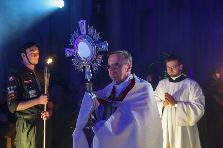 Łódź, 31 października 2025 r. Biskup pomocniczy archidiecezji łódzkiej Piotr Tomasz Kleszcz na wydarzeniu zatytułowanym „Noc świętych – Noc innych” w łódzkiej katedrze. Przed uroczystością Wszystkich Świętych w wielu parafiach odbywają się bale, marsze i korowody świętych, promujące powołanie do świętości. Fot. PAP/Marian Zubrzycki