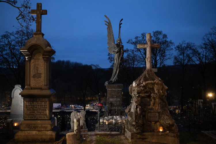 Wilno, Litwa, 01 listopada 2025 r. Wileńska Rossa w Dniu Wszystkich Świętych, 1 bm. Pomnik Czarny Anioł (grób Izabelli Salmonowiczówny). Fot. PAP/Valdemar Doveiko