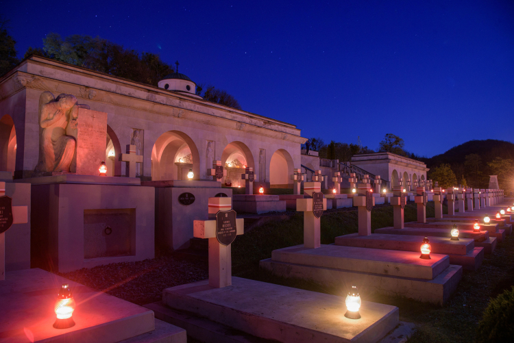 Zapalone znicze na polskim wojskowym cmentarzu Orląt, części cmentarza Łyczakowskiego, 1 listopada 2025 r. Fot. PAP/Vitaliy Hrabar