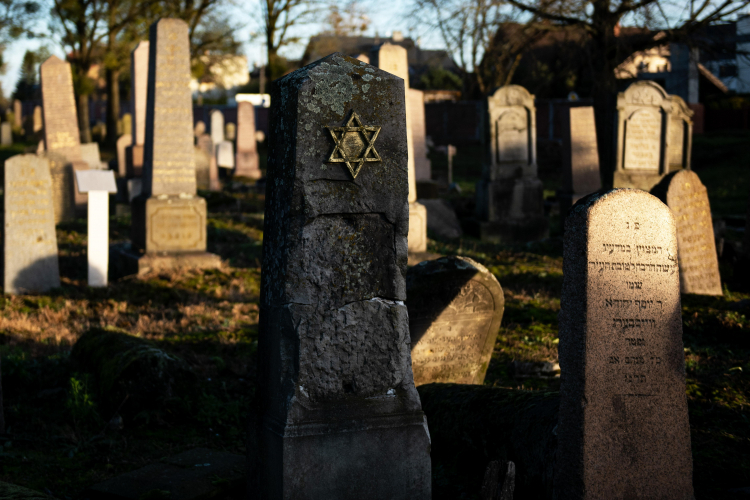 Cmentarz żydowski przy ulicy Wschodniej w Białymstoku. Na terenie nekropoli założonej w 1892 roku zachowało się około 6 tys nagrobków. Obecnie trwają pracę nad nowym murem okalającym cmentarz. Mają być zakończone do końca 2025 roku. Fot. PAP/Michał Zieliński