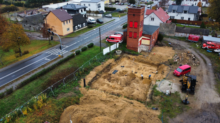 Miejsce znalezienia szczątków ludzkich podczas prac w miejscu rozbudowy remizy OSP w Bogdańcu. Fot. PAP/Lech Muszyński