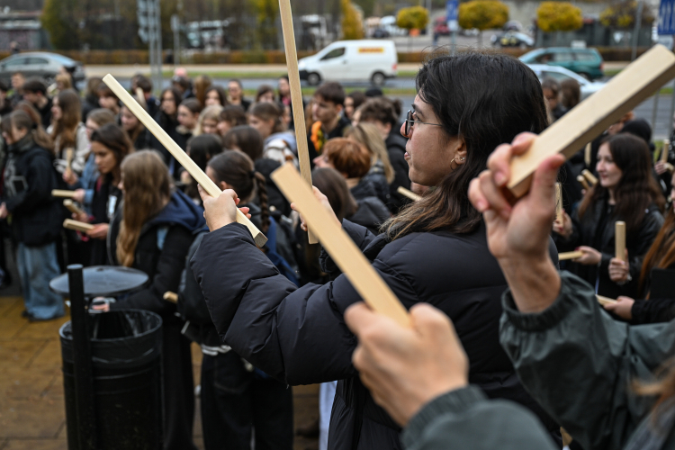 Misterium „Lublin. Fuga śmierci” Zespołu Ośrodka „Brama Grodzka – Teatr NN” u podnóża Zamku w Lublinie. Fot. PAP/Wojtek Jargiło