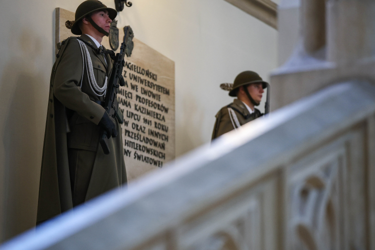 W ramach Akademickiego Dnia Pamięci odbyły się uroczystości pod tablicą pamiątkową w Collegium Novum i pod Dębem Wolności przed Collegium Novum UJ w Krakowie. Fot. PAP/Łukasz Gągulsk