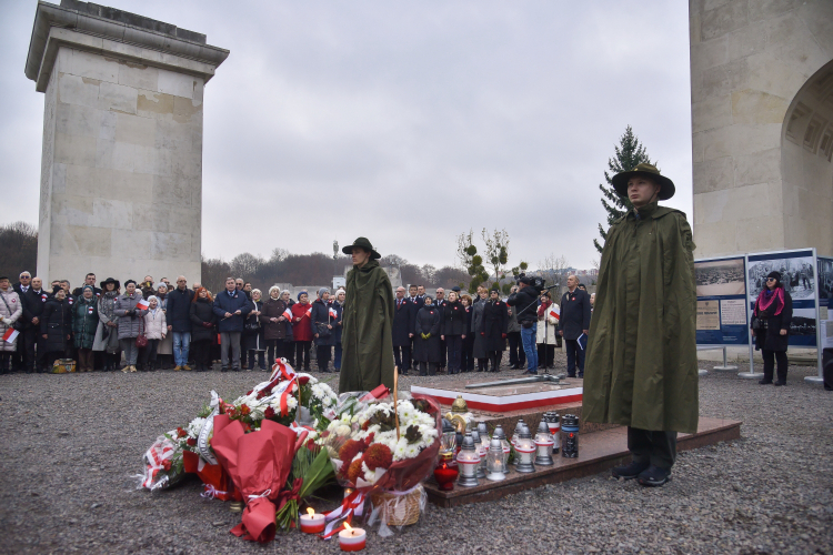Obchody Narodowego Święta Niepodległości na cmentarzu Orląt Lwowskich - części Cmentarza Łyczakowskiego we Lwowie. Fot. PAP/Vitaliy Hrabar 