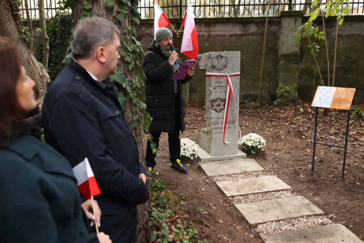 Odrestaurowany nagrobek legionisty Icchaka Izydora Hirscha. Przy nagrobku dyrektor Muzeum Żydowskiego w Oświęcimiu Tomasz Kuncewicz. Fot. PAP/Jarek Praszkiewicz