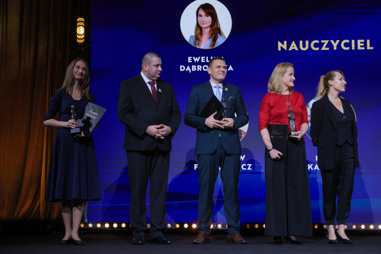 Nominowani i nagrodzeni w kategorii "Nauczyciel": Jarosław Frąckiewicz (2L), Joanna Roszak (2P), Marek Kasprzak (3P), Ewelina Dąbrowska (L) i Edyta Mak (P) na Gali Finałowej Nagrody BohaterONy 2025 im. Powstańców Warszawskich w sali Studia Polskiego Radia im. W. Lutosławskiego w Warszawie. Fot. PAP/Rafał Guz