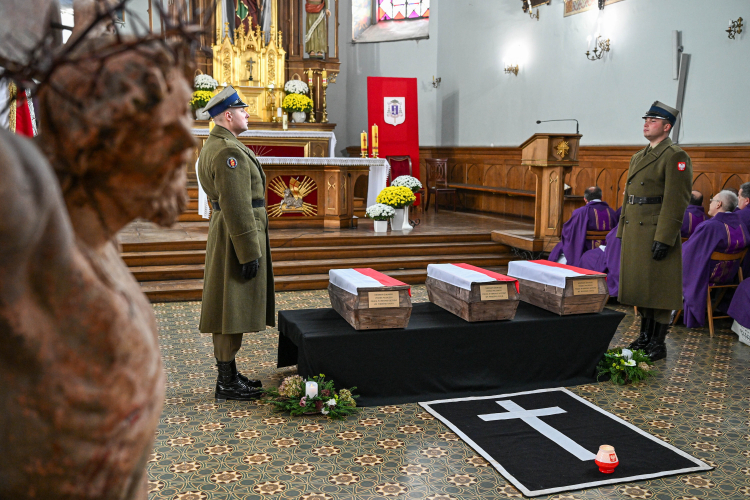 Uroczystości pogrzebowe żołnierzy Wojska Polskiego, poległych w obronie Ojczyzny przed niemieckim najeźdźcą w rejonie Lwowa we wrześniu 1939 r. w kościele pw. Narodzenia św. Jana Chrzciciela na cmentarzu rzymskokatolickim w Mościskach w obwodzie lwowskim. Fot. PAP/Darek Delmanowicz